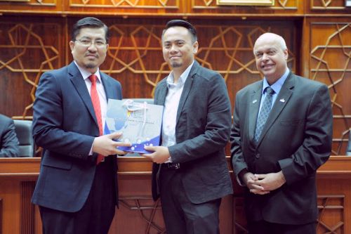UKM vice-chancellor/deputy vice chancellor Prof. Datuk Dr. Noor Azlan bin Ghazali presenting a token of appreciation to a participating company representative, witnessed by MDeC vice president of global business services, Michael Warren.
